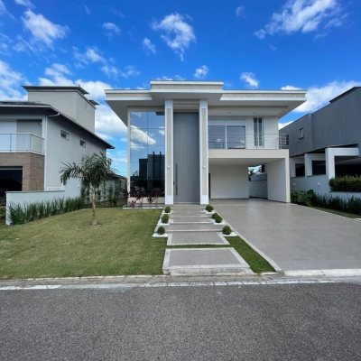 Casa Residencial/Comercial com 200m², 2 garagens, no bairro São João Do Rio Vermelho em Florianópolis