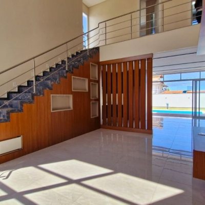 Casa Residencial/Comercial com 200m², 2 garagens, no bairro São João Do Rio Vermelho em Florianópolis