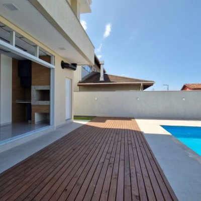 Casa Residencial/Comercial com 200m², 2 garagens, no bairro São João Do Rio Vermelho em Florianópolis