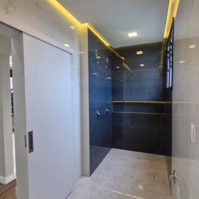 Casa Residencial/Comercial com 200m², 2 garagens, no bairro São João Do Rio Vermelho em Florianópolis