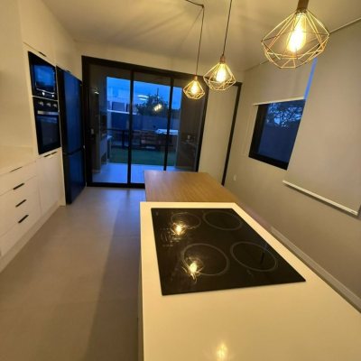 Casa Residencial com 127m², 3 quartos, 1 suíte, 2 garagens, no bairro Cachoeira Do Bom Jesus em Florianópolis