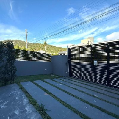 Casa Residencial com 127m², 3 quartos, 1 suíte, 2 garagens, no bairro Cachoeira Do Bom Jesus em Florianópolis