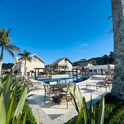 Casa em Condomínio com 95m², 3 quartos, 1 suíte, 2 garagens, no bairro Morro das Pedras em Florianópolis