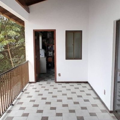 Casa Residencial com 264m², 6 quartos, 1 suíte, 4 garagens, no bairro Centro em Florianópolis