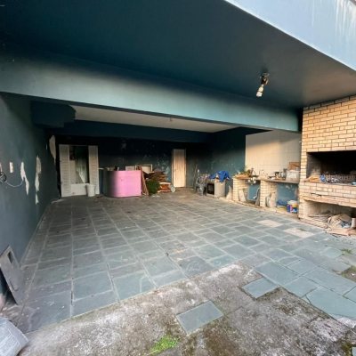 Casa Residencial com 362m², 5 quartos, 3 suítes, 6 garagens, no bairro Centro em Florianópolis