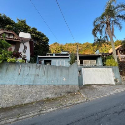 Casa Residencial com 362m², 5 quartos, 3 suítes, 6 garagens, no bairro Centro em Florianópolis