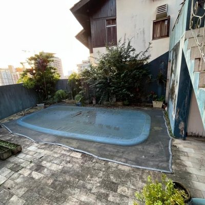 Casa Residencial com 362m², 5 quartos, 3 suítes, 6 garagens, no bairro Centro em Florianópolis