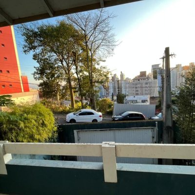 Casa Residencial com 362m², 5 quartos, 3 suítes, 6 garagens, no bairro Centro em Florianópolis