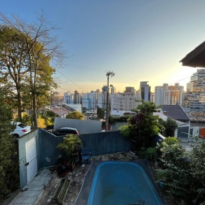 Casa Residencial com 362m², 5 quartos, 3 suítes, 6 garagens, no bairro Centro em Florianópolis