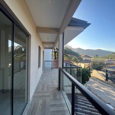 Casa Residencial com 200m², 4 quartos, 1 suíte, 2 garagens, no bairro Pântano do Sul em Florianópolis