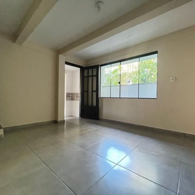 Casa Residencial com 200m², 4 quartos, 1 suíte, 2 garagens, no bairro Pântano do Sul em Florianópolis