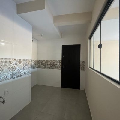 Casa Residencial com 200m², 4 quartos, 1 suíte, 2 garagens, no bairro Pântano do Sul em Florianópolis