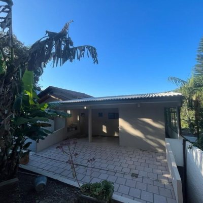 Casa Residencial com 200m², 4 quartos, 1 suíte, 2 garagens, no bairro Pântano do Sul em Florianópolis