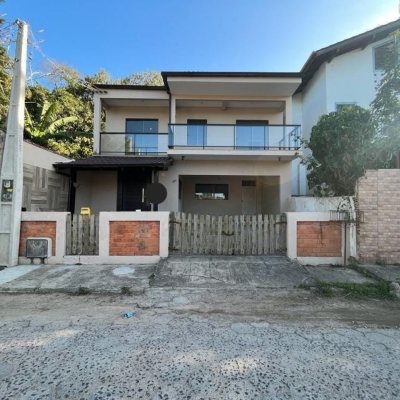 Casa Residencial com 200m², 4 quartos, 1 suíte, 2 garagens, no bairro Pântano do Sul em Florianópolis