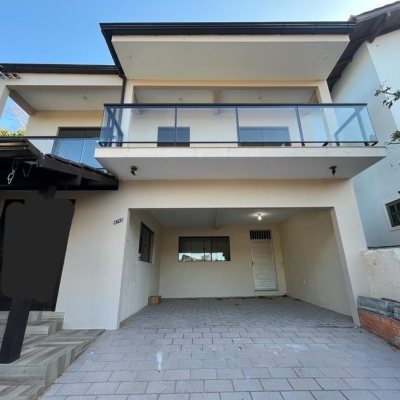 Casa Residencial com 200m², 4 quartos, 1 suíte, 2 garagens, no bairro Pântano do Sul em Florianópolis