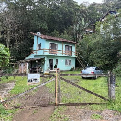 Casa Residencial com 137m², 5 quartos, 1 suíte, 4 garagens, no bairro Forquilhinha em São José