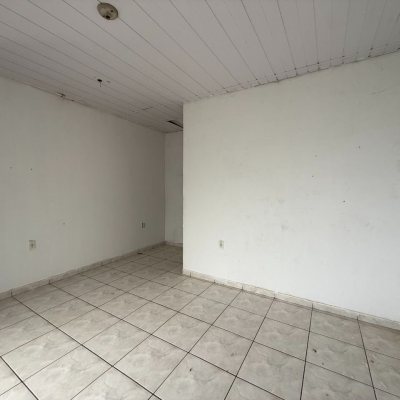 Casa Residencial com 137m², 5 quartos, 1 suíte, 4 garagens, no bairro Forquilhinha em São José