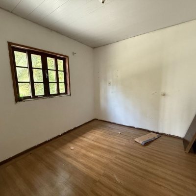 Casa Residencial com 137m², 5 quartos, 1 suíte, 4 garagens, no bairro Forquilhinha em São José