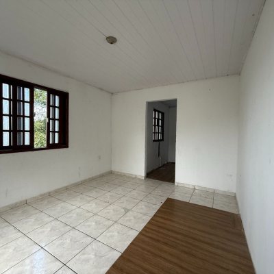 Casa Residencial com 137m², 5 quartos, 1 suíte, 4 garagens, no bairro Forquilhinha em São José