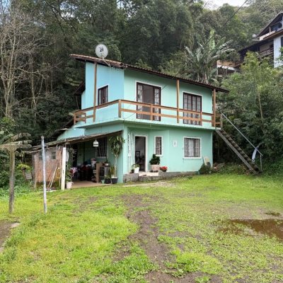 Casa Residencial com 137m², 5 quartos, 1 suíte, 4 garagens, no bairro Forquilhinha em São José