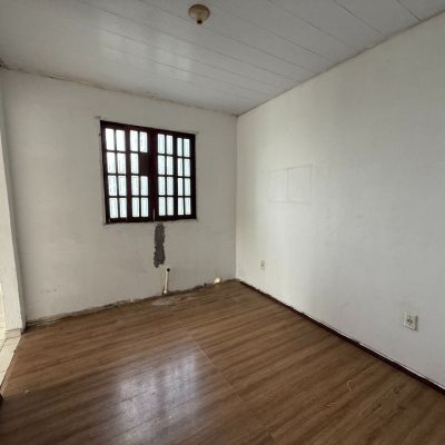 Casa Residencial com 137m², 5 quartos, 1 suíte, 4 garagens, no bairro Forquilhinha em São José
