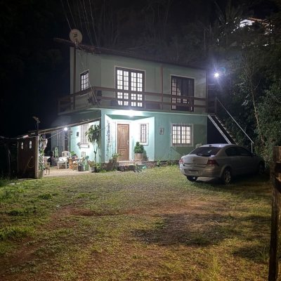 Casa Residencial com 137m², 5 quartos, 1 suíte, 4 garagens, no bairro Forquilhinha em São José