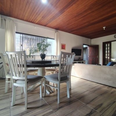 Casa Residencial com 148m², 3 quartos, 1 suíte, 2 garagens, no bairro Cachoeira Do Bom Jesus em Florianópolis