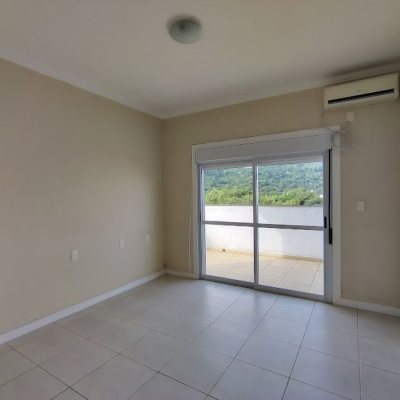 Cobertura com 126m², 3 quartos, 1 suíte, 2 garagens, no bairro Jurerê em Florianópolis
