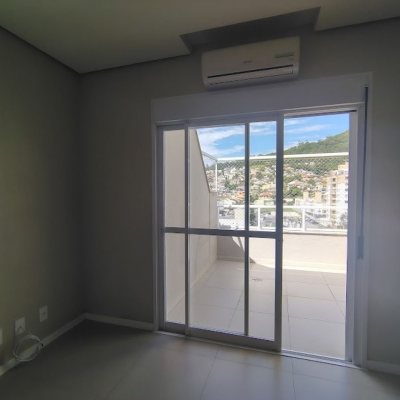 Cobertura com 115m², 3 quartos, 2 suítes, 2 garagens, no bairro Trindade em Florianópolis
