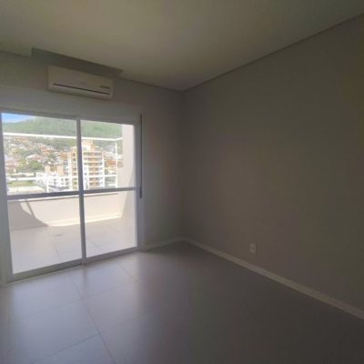 Cobertura com 115m², 3 quartos, 2 suítes, 2 garagens, no bairro Trindade em Florianópolis