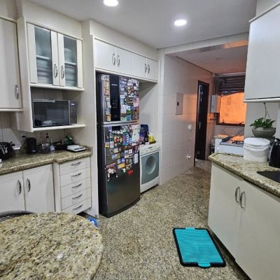Apartamentos com 130m², 3 quartos, 1 suíte, 2 garagens, no bairro Coqueiros em Florianópolis