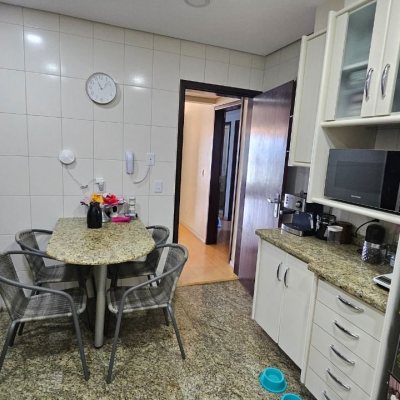 Apartamentos com 130m², 3 quartos, 1 suíte, 2 garagens, no bairro Coqueiros em Florianópolis