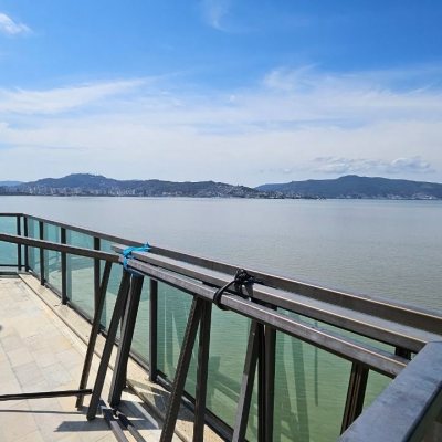 Apartamentos com 130m², 3 quartos, 1 suíte, 2 garagens, no bairro Coqueiros em Florianópolis