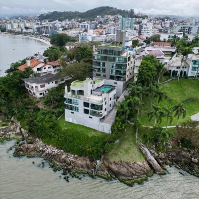 Apartamentos com 130m², 3 quartos, 1 suíte, 2 garagens, no bairro Coqueiros em Florianópolis