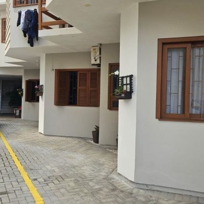 Pousada com 560m², 10 quartos, 2 suítes, 8 garagens, no bairro Canasvieiras em Florianópolis
