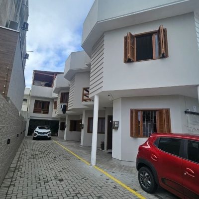 Pousada com 560m², 10 quartos, 2 suítes, 8 garagens, no bairro Canasvieiras em Florianópolis