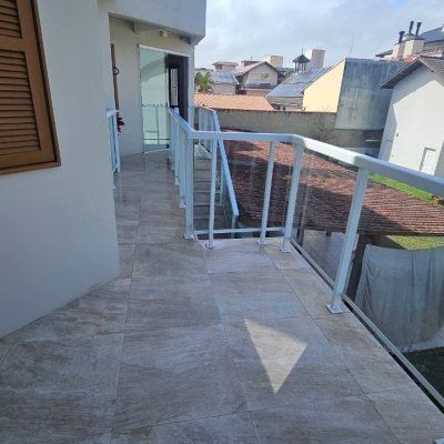 Pousada com 560m², 10 quartos, 2 suítes, 8 garagens, no bairro Canasvieiras em Florianópolis