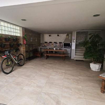 Pousada com 560m², 10 quartos, 2 suítes, 8 garagens, no bairro Canasvieiras em Florianópolis