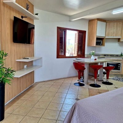 Pousada com 560m², 10 quartos, 2 suítes, 8 garagens, no bairro Canasvieiras em Florianópolis