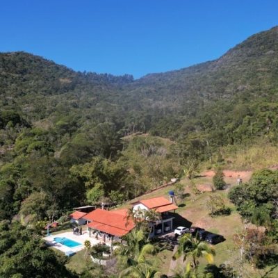 Sitio com 250m², 5 quartos, 1 suíte, 4 garagens, no bairro Cova Triste em Garopaba