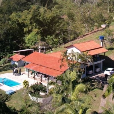 Sitio com 250m², 5 quartos, 1 suíte, 4 garagens, no bairro Cova Triste em Garopaba