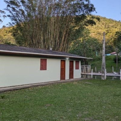 Sitio com 250m², 5 quartos, 1 suíte, 4 garagens, no bairro Cova Triste em Garopaba