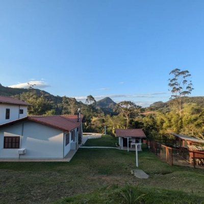 Sitio com 250m², 5 quartos, 1 suíte, 4 garagens, no bairro Cova Triste em Garopaba