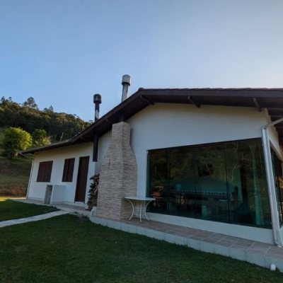 Sitio com 250m², 5 quartos, 1 suíte, 4 garagens, no bairro Cova Triste em Garopaba