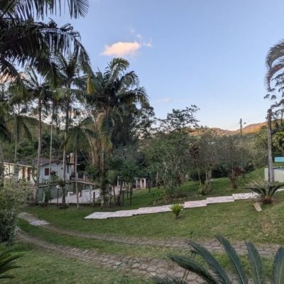 Sitio com 250m², 5 quartos, 1 suíte, 4 garagens, no bairro Cova Triste em Garopaba