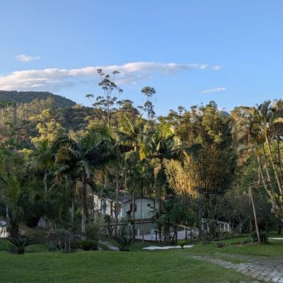 Sitio com 250m², 5 quartos, 1 suíte, 4 garagens, no bairro Cova Triste em Garopaba