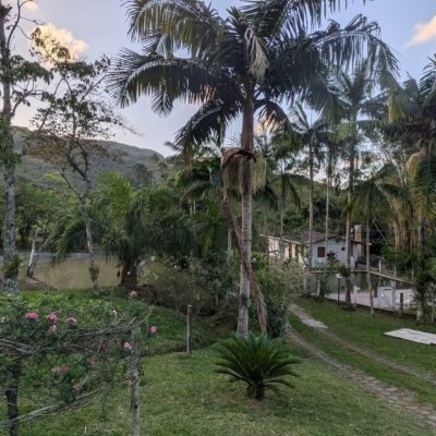 Sitio com 250m², 5 quartos, 1 suíte, 4 garagens, no bairro Cova Triste em Garopaba