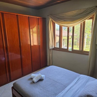 Sitio com 250m², 5 quartos, 1 suíte, 4 garagens, no bairro Cova Triste em Garopaba