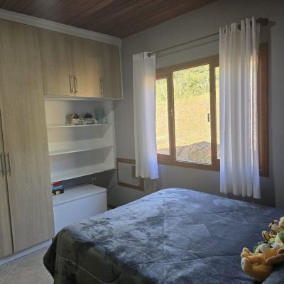 Sitio com 250m², 5 quartos, 1 suíte, 4 garagens, no bairro Cova Triste em Garopaba