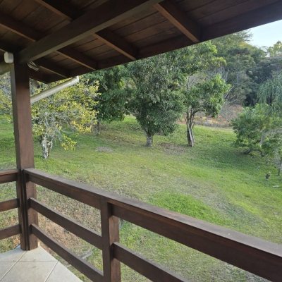 Sitio com 250m², 5 quartos, 1 suíte, 4 garagens, no bairro Cova Triste em Garopaba